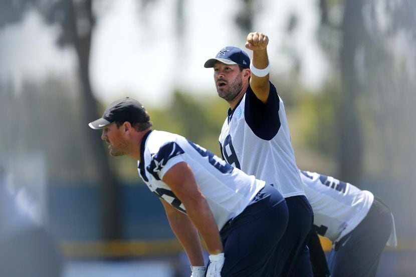 El mariscal de los Cowboys Tony Romo (9) el martes, durante una de las prácticas del equipo...