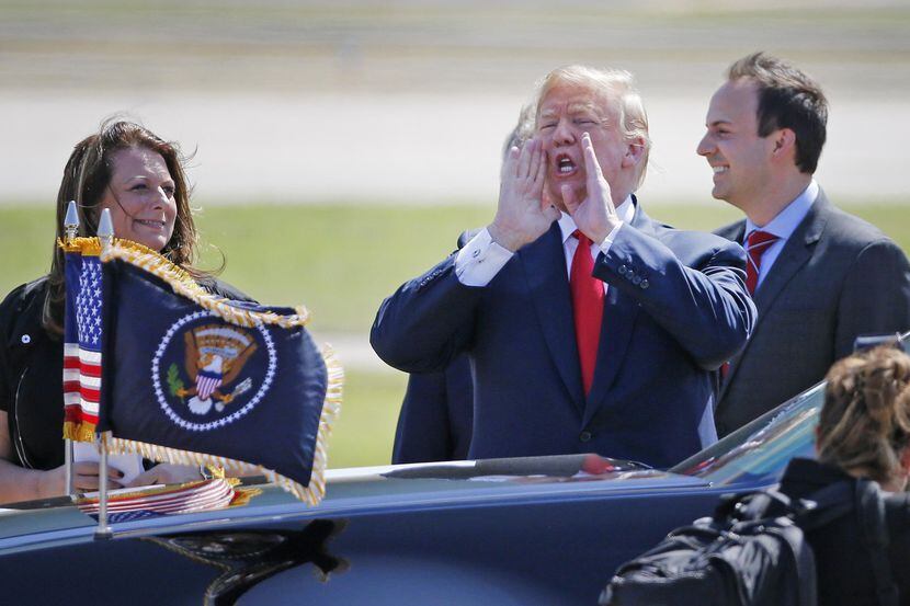 Donald Trump saluda a sus simpatizantes en el aeropuerto Love Field para una visita con el...
