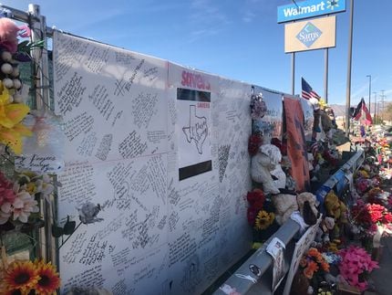 El sitio memorial junto a Walmart en memoria de las víctimas del tiroteo en El Paso, el 3 de...