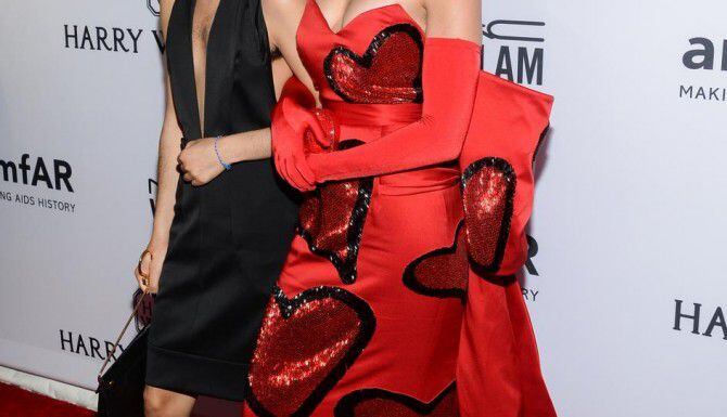 )Miley Cyrus (der.) junto a Tyler Ford en la gala de amfAR, en Nueva York. (AP/EVAN AGOSTINI)
