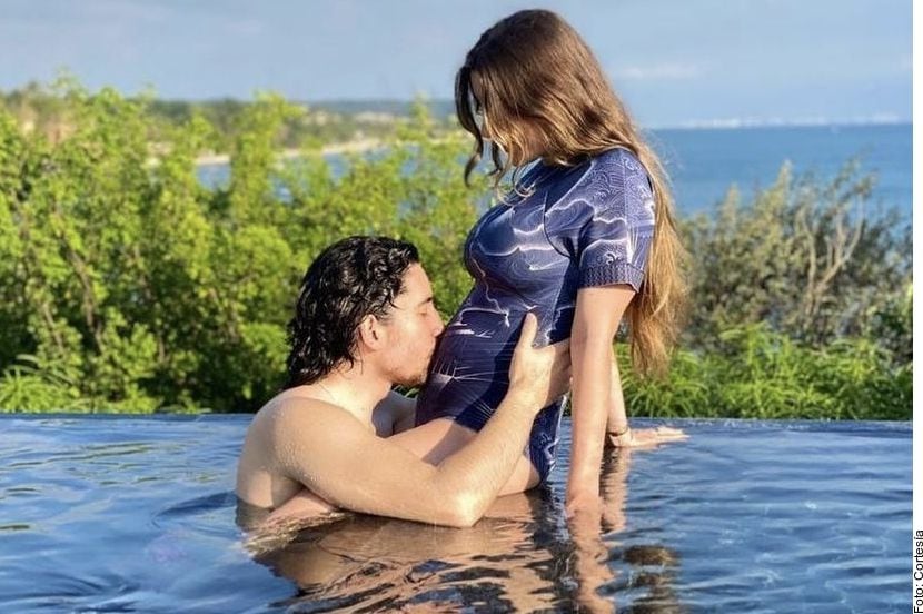 Alex Fernández y su esposa Alexia presumen el embarazo desde la playa