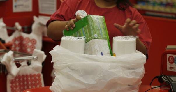 Fabricantes de bolsas de plástico demandaron el viernes al ayuntamiento de Dallas por el...