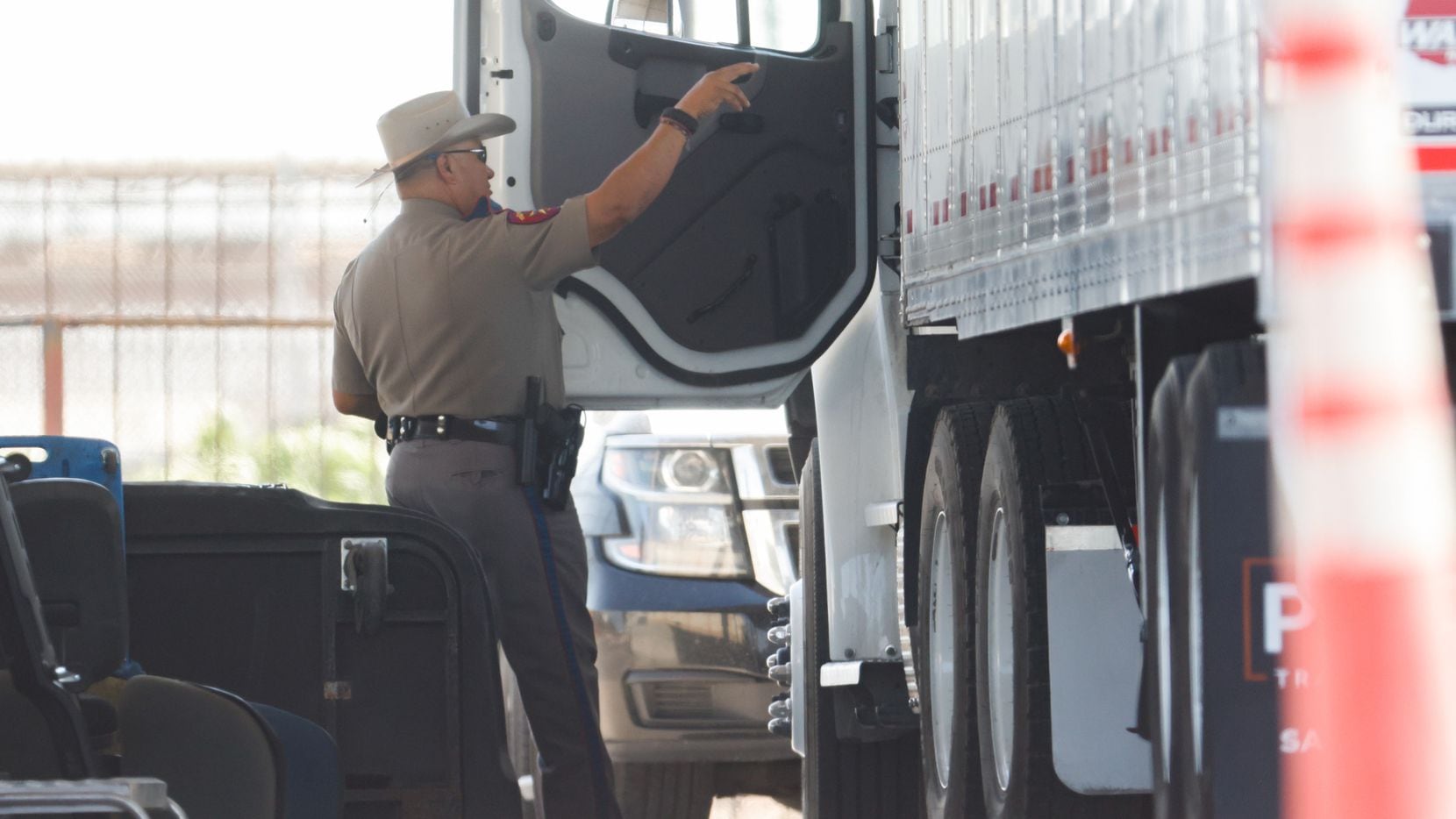 Un oficial de Texas realiza una inspección a un camión tras el fin del bloqueo de choferes...