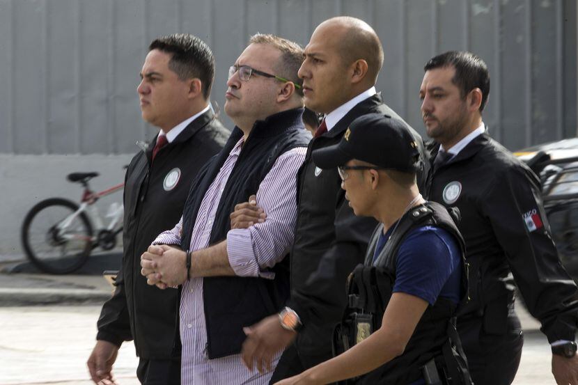 El exgobernador del estado de Veracruz, Javier Duarte, es escoltado por la policía hacia un...