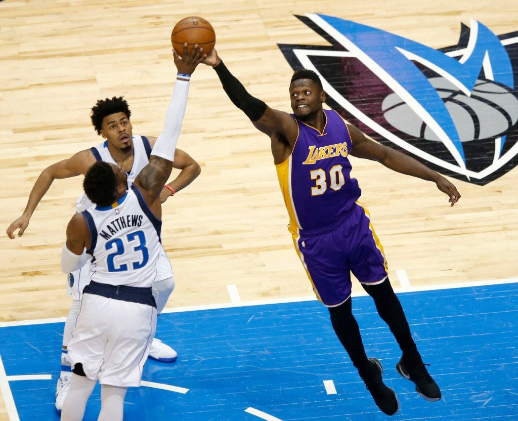 Dallas Mavericks guard Wesley Matthews (23) and Los Angeles Lakers forward Julius Randle...