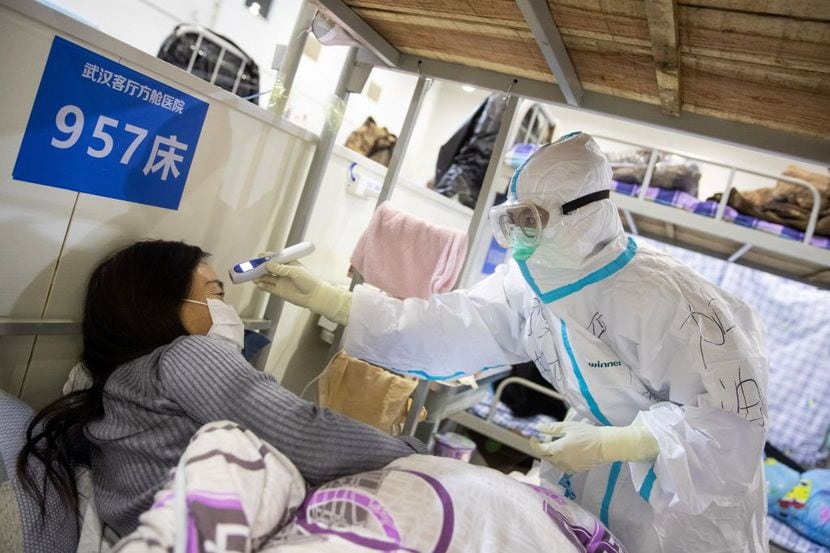 Hospitales en China están por sobre su capacidad por la propagación del virus COVID-19...