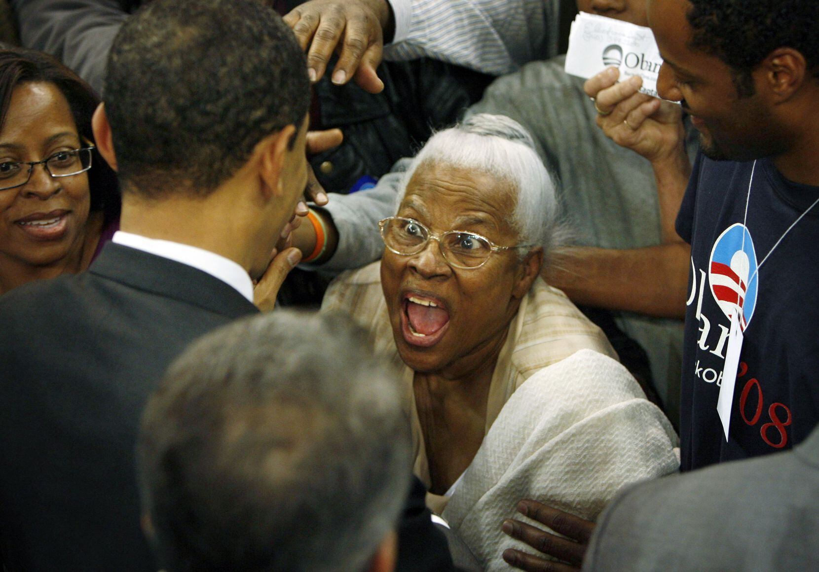 El entonces candidato presidencial Barack Obama saluda a Opal Lee entre el público en el...