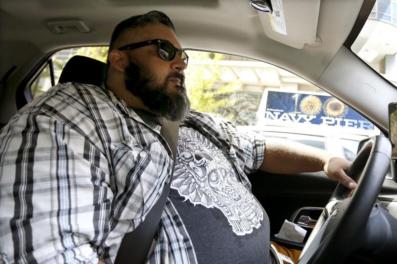 Carlos Correa renta un auto de Lyft para transportar pasajeros en Chicago. (AP/TAE-GYUN KIM)
