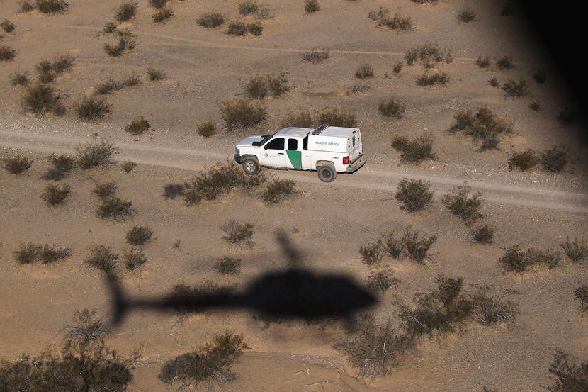 Un vehículo de la Patrulla Fronteriza vigila zonas remotas cerca de la frontera con...