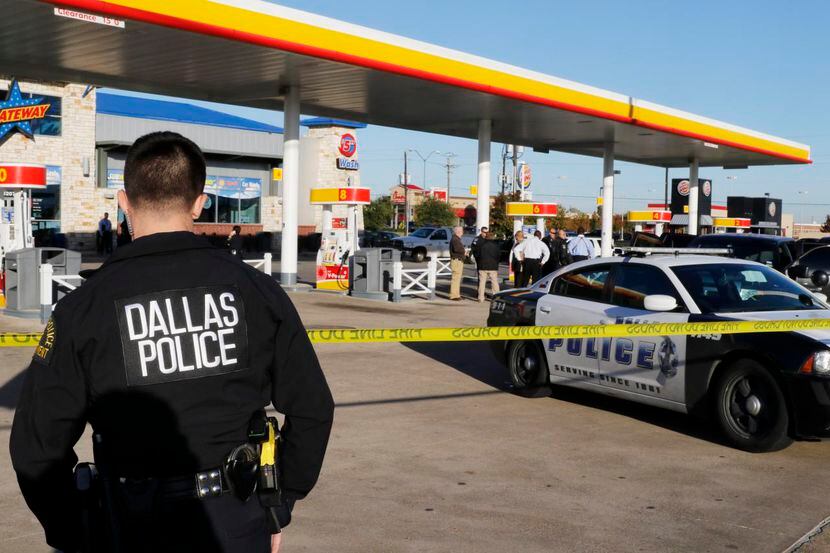 Policías de Dallas cordonaron un zona alrededor de una gasolinera en Oak Cliff después de...