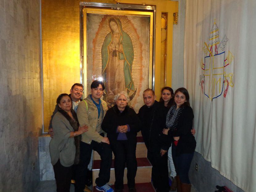 Las hermanas Jacqueline (derecha) y Erica Rodríguez (a su lado) visitaron la Basílica de la...