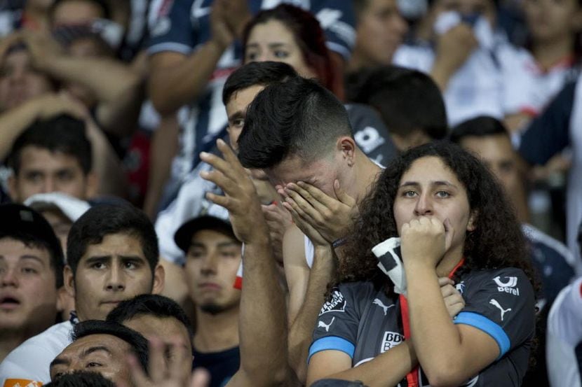 Aficionados a los Rayados del Monterrey lloran al ver a su equipo perder la final de la Liga...