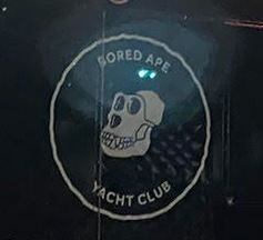 Logo do Ape Fest 2021 em Nova York, onde os membros do Bored Ape Yacht Club, uma comunidade online, se encontraram pela primeira vez pessoalmente.  (Cortesia de Jennifer Reece.)