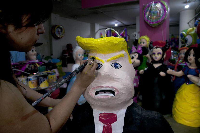 Alicia López Fernández pinta una piñata de Donald Trump en la Ciudad de México. (AP/MARCO...