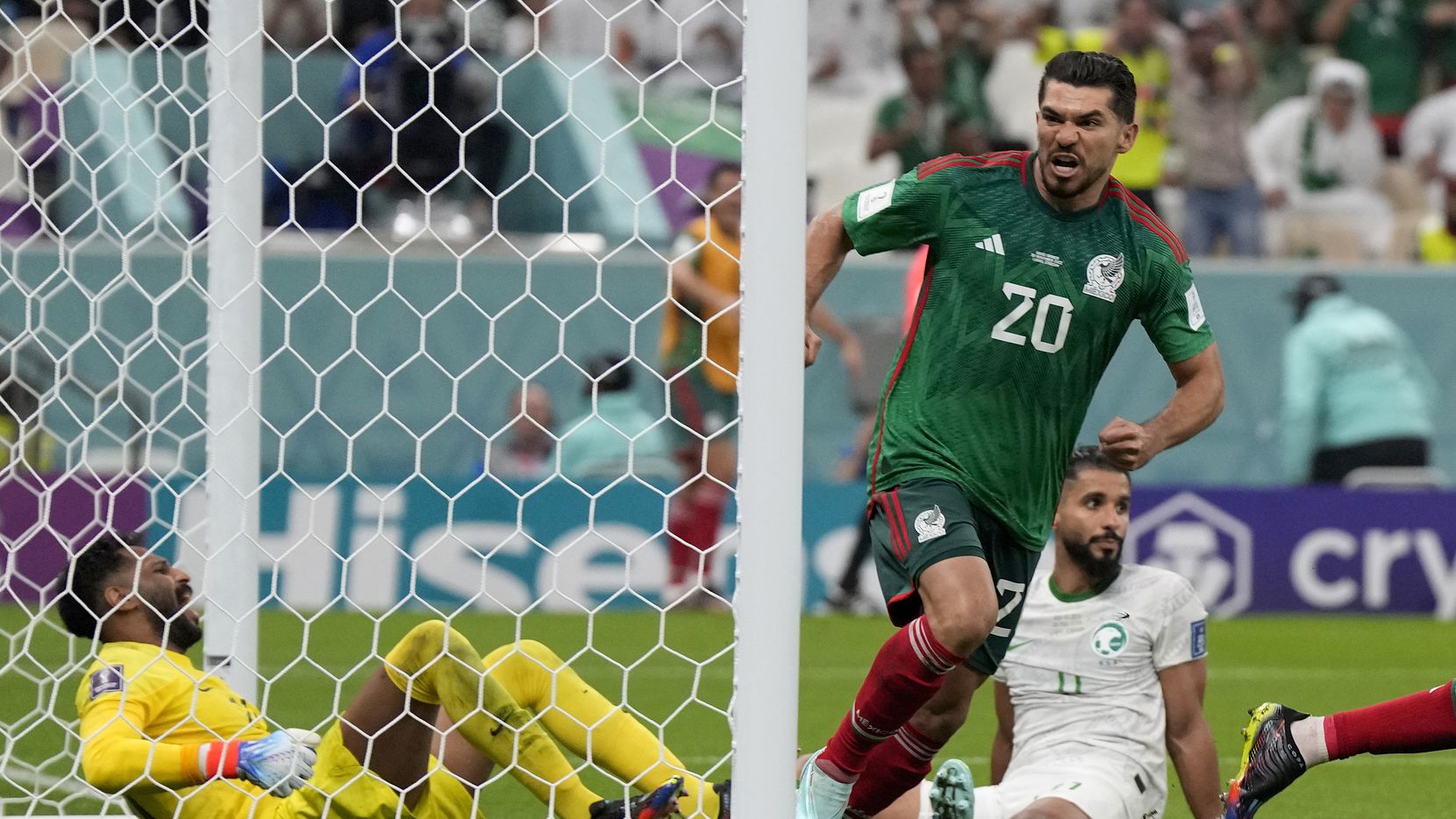 El dealntero de la selección mexicana, Henry Martín (20), celebra el gol que anotó en contra...