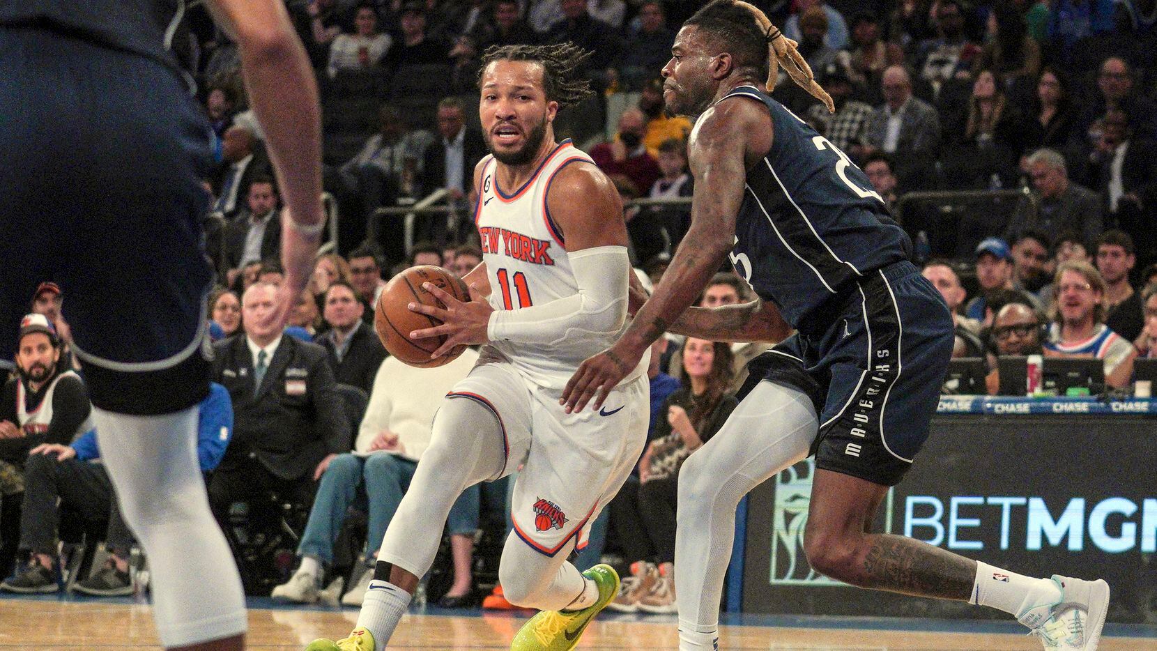 New York Knicks guard Jalen Brunson, center, drives to the basket as Dallas Mavericks...