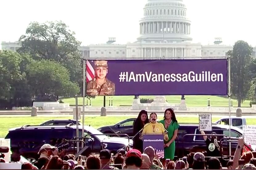 Gloria Guillén (al centro) clama por justicia por el asesinato de su hija Vanessa Guillén en...