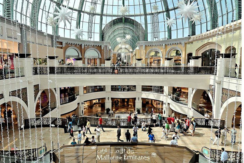 foto de un centro comercial de varios pisos.