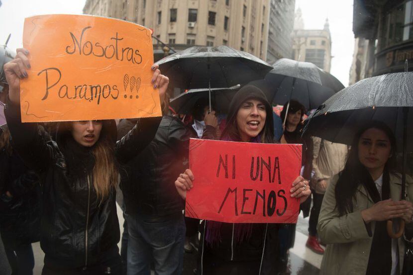 Mujeres con pancartas durante un paro de una hora para protestar por la violencia contra las...