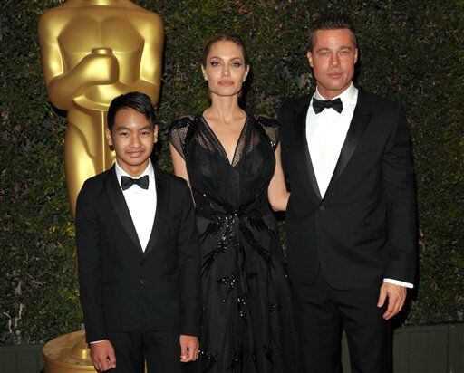 Maddox Jolie-Pitt, Angelina Jolie y Brad Pitt asisten a los Governors Awards en Los Angeles....