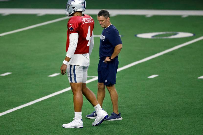 El entrenador atlético de los Dallas Cowboys, Britt Brown, observa el pie derecho del...