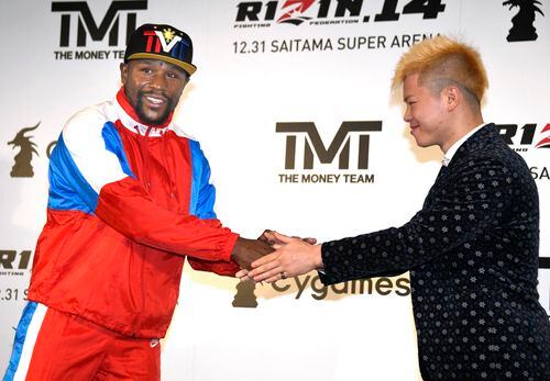 Floyd Mayweather saluda a  Tenshin Nasukawa antes de su conferencia de prensa el lunes en...