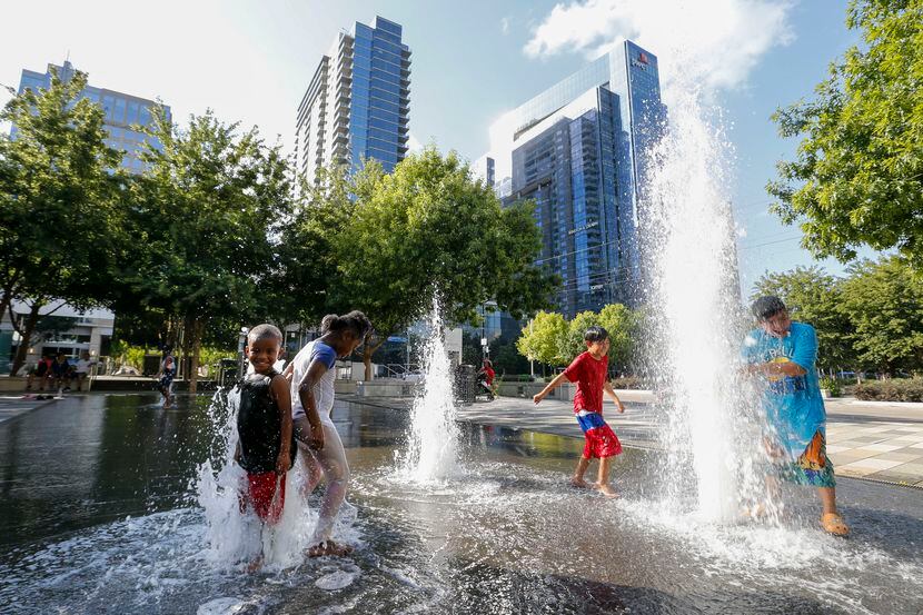 Niños juegan con las fuentes de agua del Klyde Warren Park el 23 de junio de 2021 en Dallas....