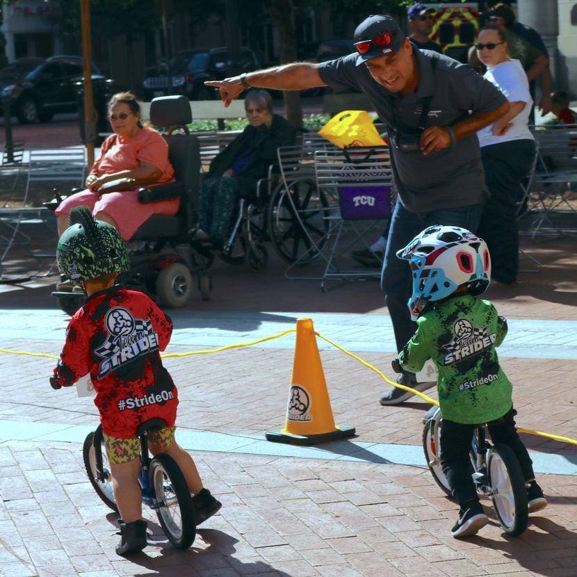 Mateo Montaño corre en su “balance bike” mientras que su papá, Pepe Montaño, le hecha porras...