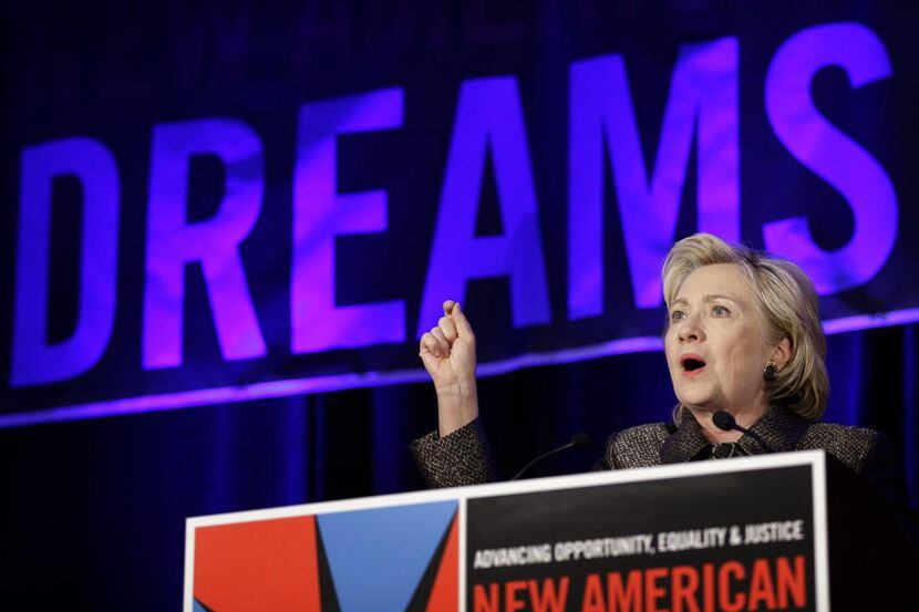 La precandidata demócrata Hillary Clinton durante una conferencia sobre inmigración en...