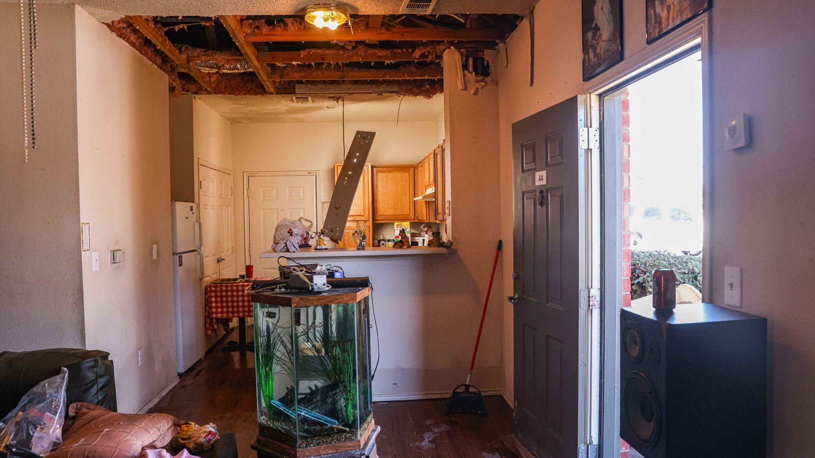 En el apartamento de Lee Henderson's en Westmoreland Heights el techo se vino abajo cuando...