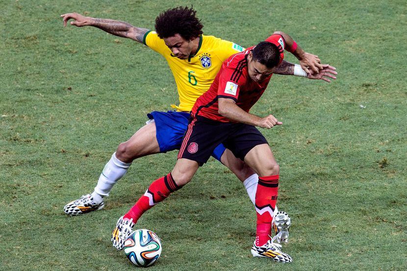 Marcelo (izq.) y Brasil vuelven a enfrentar a México en el Mundial. En la edición 2014 de la...