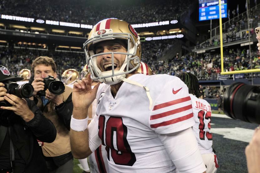 ARCHIVO - En esta foto del 29 de diciembre del 2019, el quarterback de los 49ers de San...