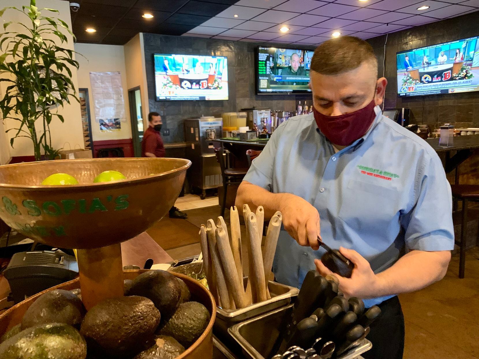 José Vera es gerente de un restaurante de comida mexicana en North Dallas, y fue a trabajar...