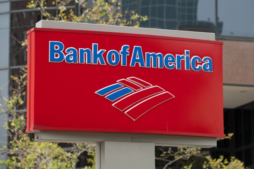 Una mujer robó la identidad de una persona con una cuenta bancaria en Bank of America en...