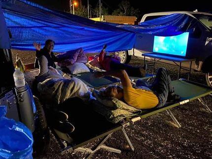 Yahret Ruiz y los suyos decidieron dormir en la calle, en un campamento improvisado, por...