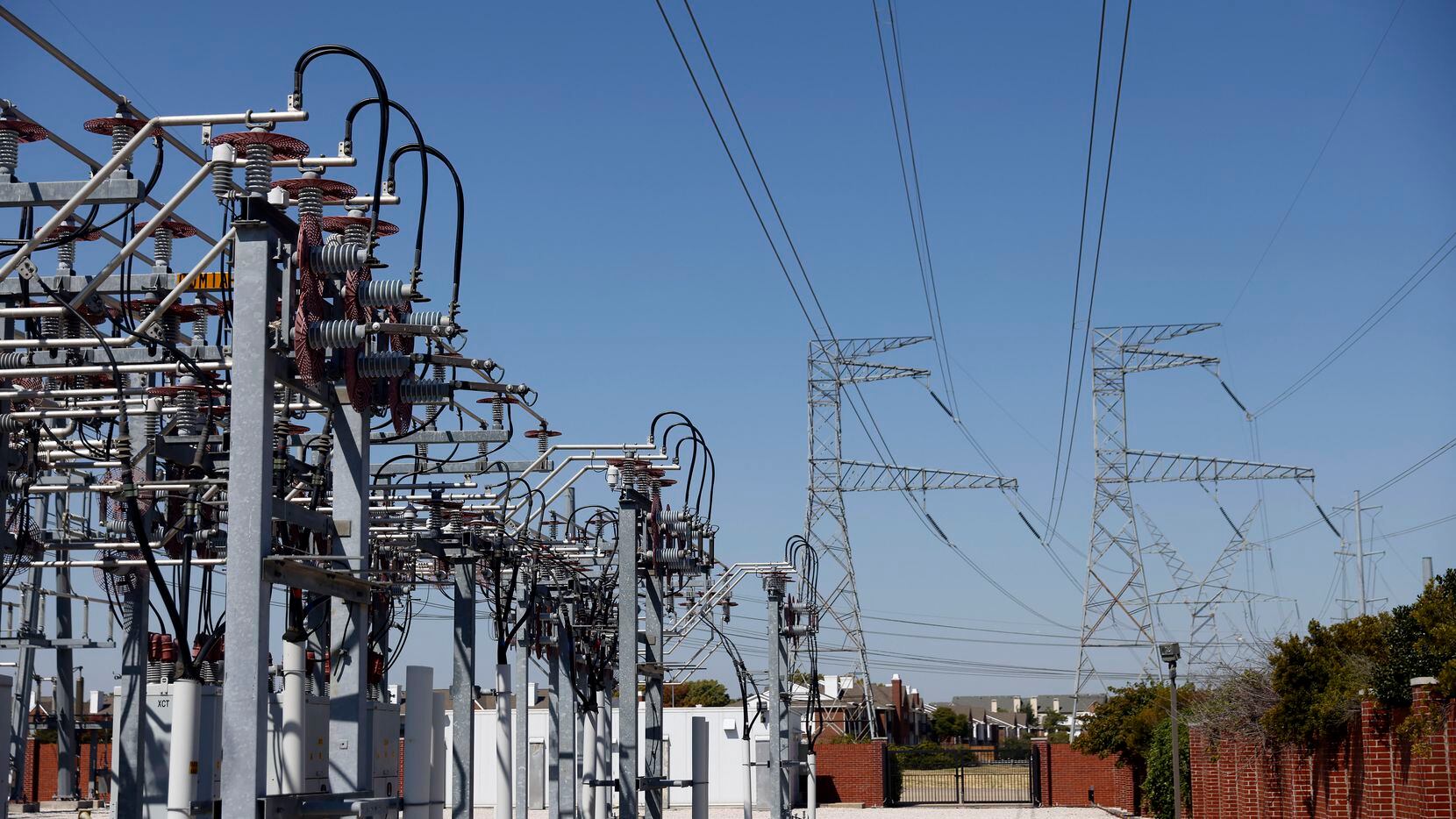 Líneas de transmisión de energía eléctrica saliendo de la subestación eléctrica en Plano,...