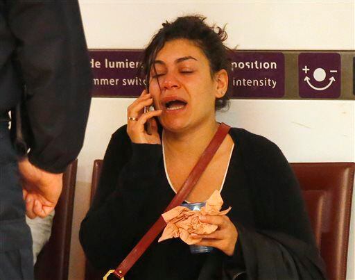 Un familiar de los pasajeros de EgyptAir llora en el aeropuerto Charles de Gaulle, en París.
