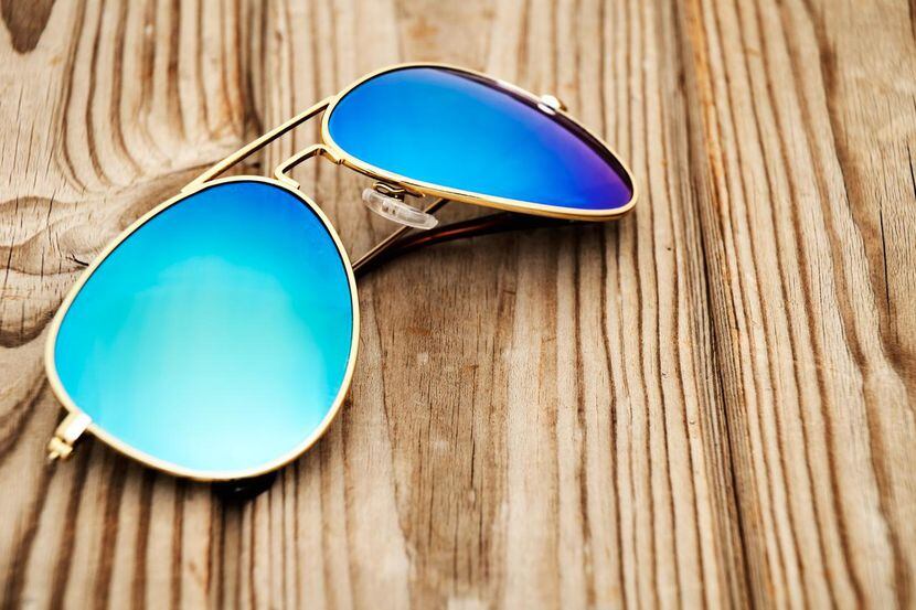 Lentes para sol tipo aviador con cristales azules, son parte de la tendencia de moda para...
