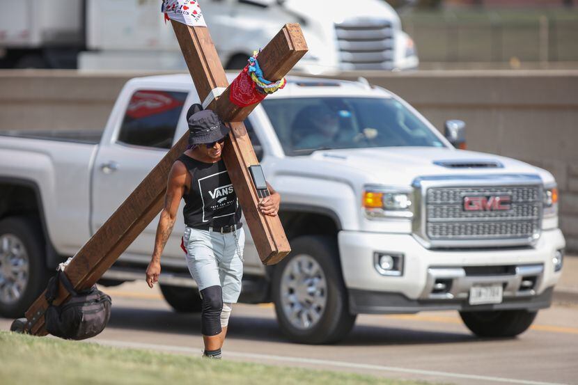 Felipe Cantú caminó 43 días, desde la ciudad de San Antonio a Fort Worth, cargando una cruz...