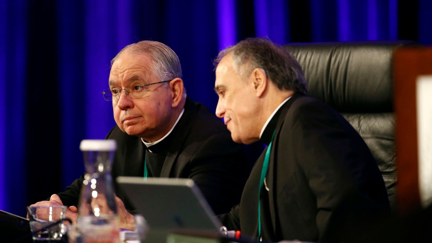 El arzobispo de Los Ángeles (izq) presidirá la Conferencia de Obispos Católicos de Estados...