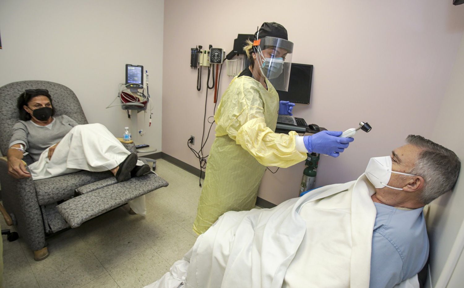 Dos pacientes en Victorville, California, reciben tratamiento con Regeneron. Dos centros en...