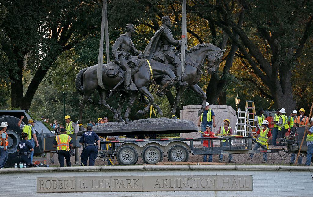 The Robert E. Lee statue is put in the back of a trailer truck at Robert E. Lee Park in Dallas, Thursday, Sept. 14, 2017.