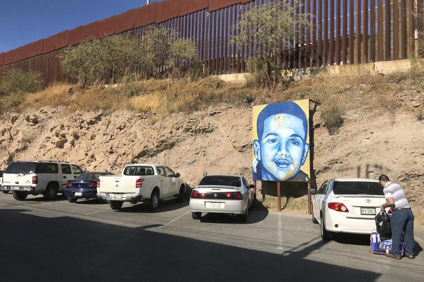 Un retrato José Antonio Elena Rodríguez se despliega junto al muro que divide Nogales,...