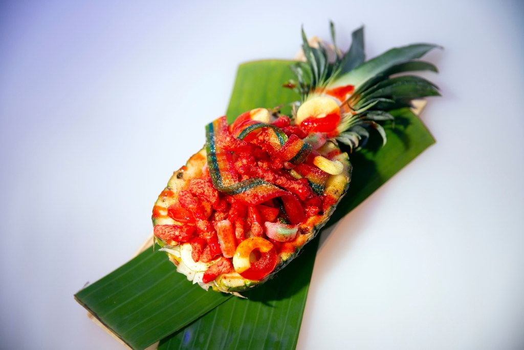 Mmk, what is this? It's the El Loco, a pineapple bowl served with fruit, Tajin, Flamin' Hot...