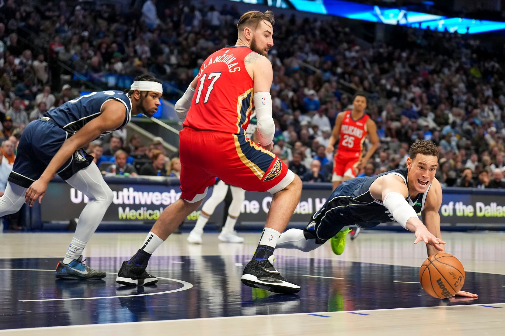 Dallas Mavericks center Dwight Powell (7) dives for a loose ball against New Orleans...