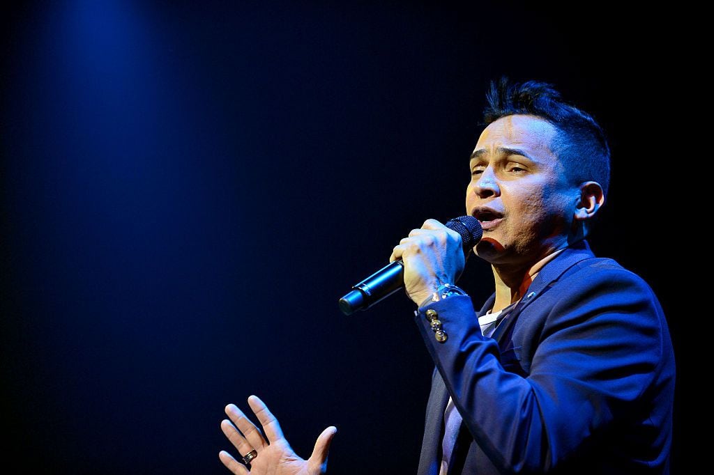 Jorge Celedón cantando en el James L Knight Center el 12 de febrero de 2016 en Miami, Florida.