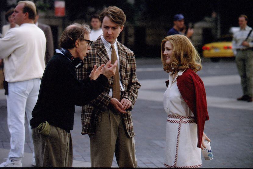 Woody Allen dando direcciones a Drew Barrymore durante la filmación de "Everybody Says I...