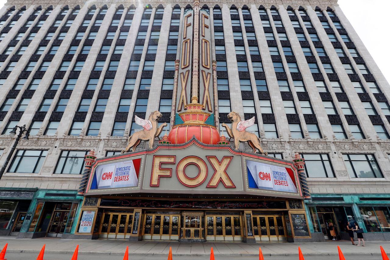 El Fox Theatre en Detroit despliega anuncios del debate que se llevará a cabo este martes y...