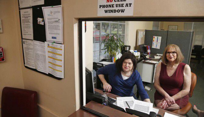 Wendy Marsden (izq.) y Paula Ellis atienden la oficina del Centro de Recursos en Dallas, la...