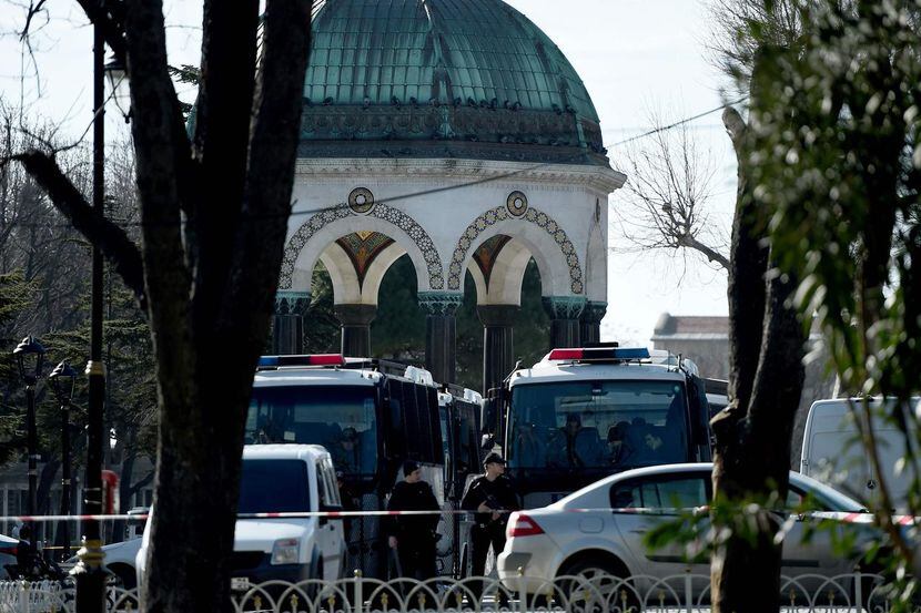 La policía turca cercó el acceso a la Mesquita Azul luego de un atentado en el que murieron...